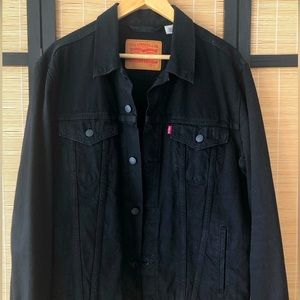 Levi’s black denim jacket (L)